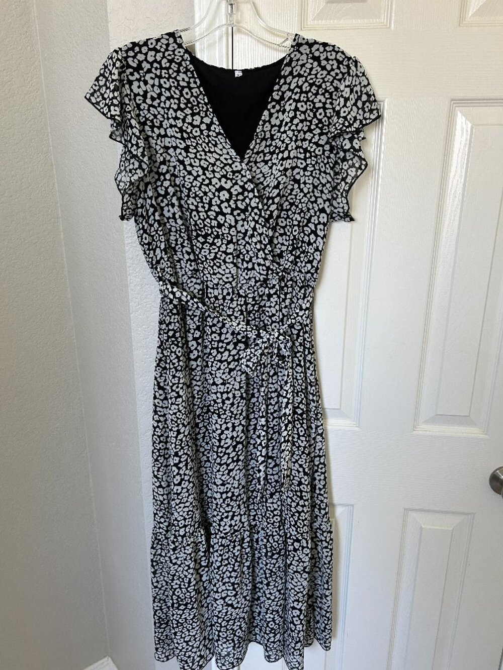 Unbranded Black & White Floral Midi Dress-Flutter Sleeves-Wrap Style Vneck-Lg